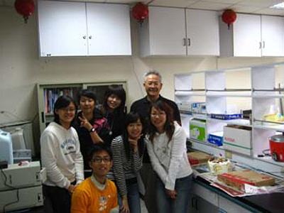 2009 (3).jpg - Jan 8, 2009 老師慶生會(靜宜研究室)